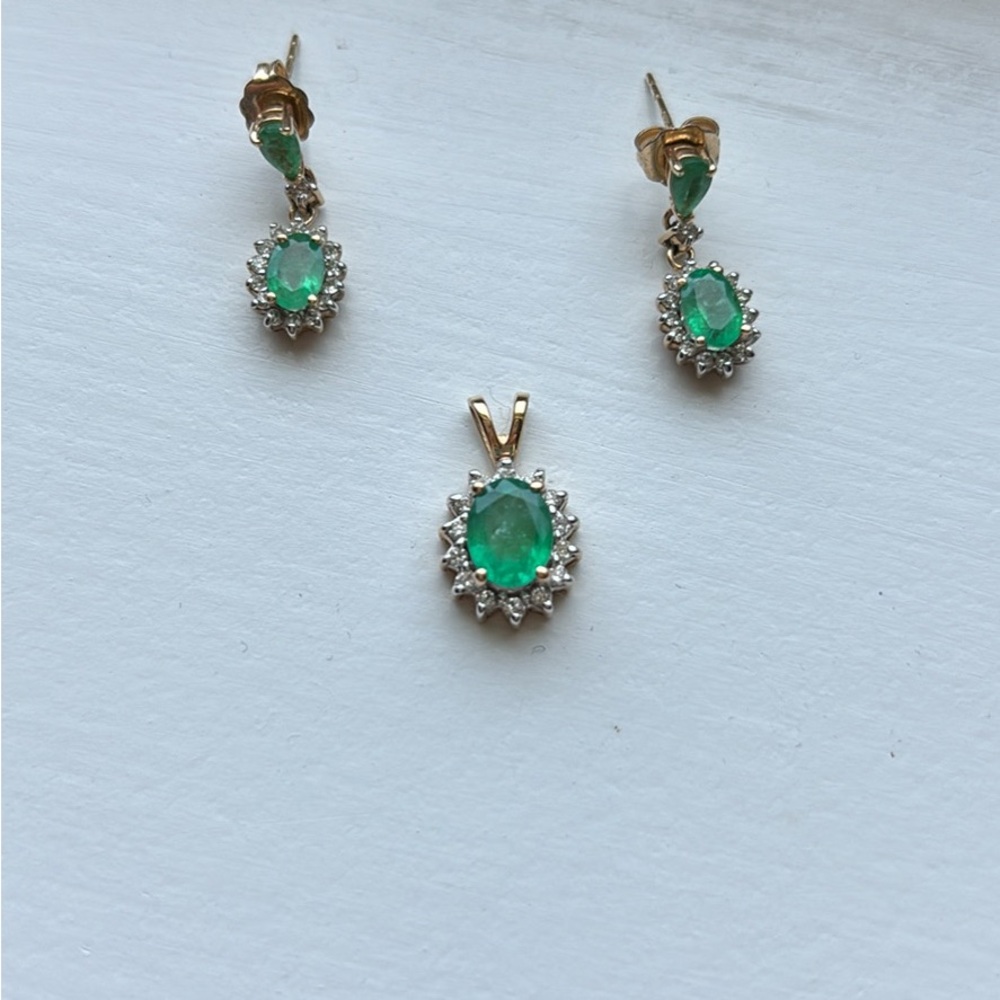 14K gold natural emerald pendant and earrings set - Picture 6 of 7